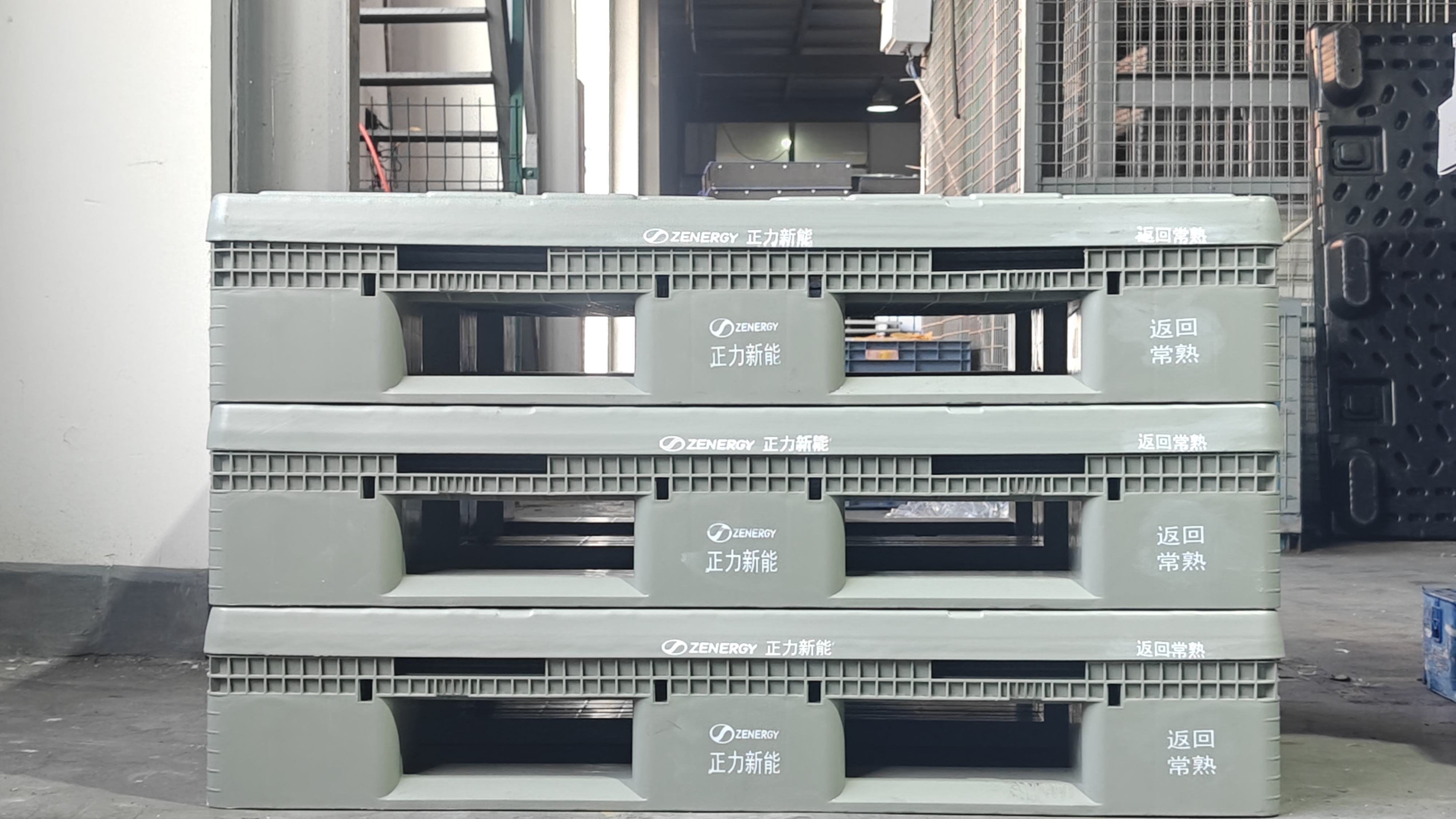 Crates de plástico industrial - a granel com divisores ajustáveis