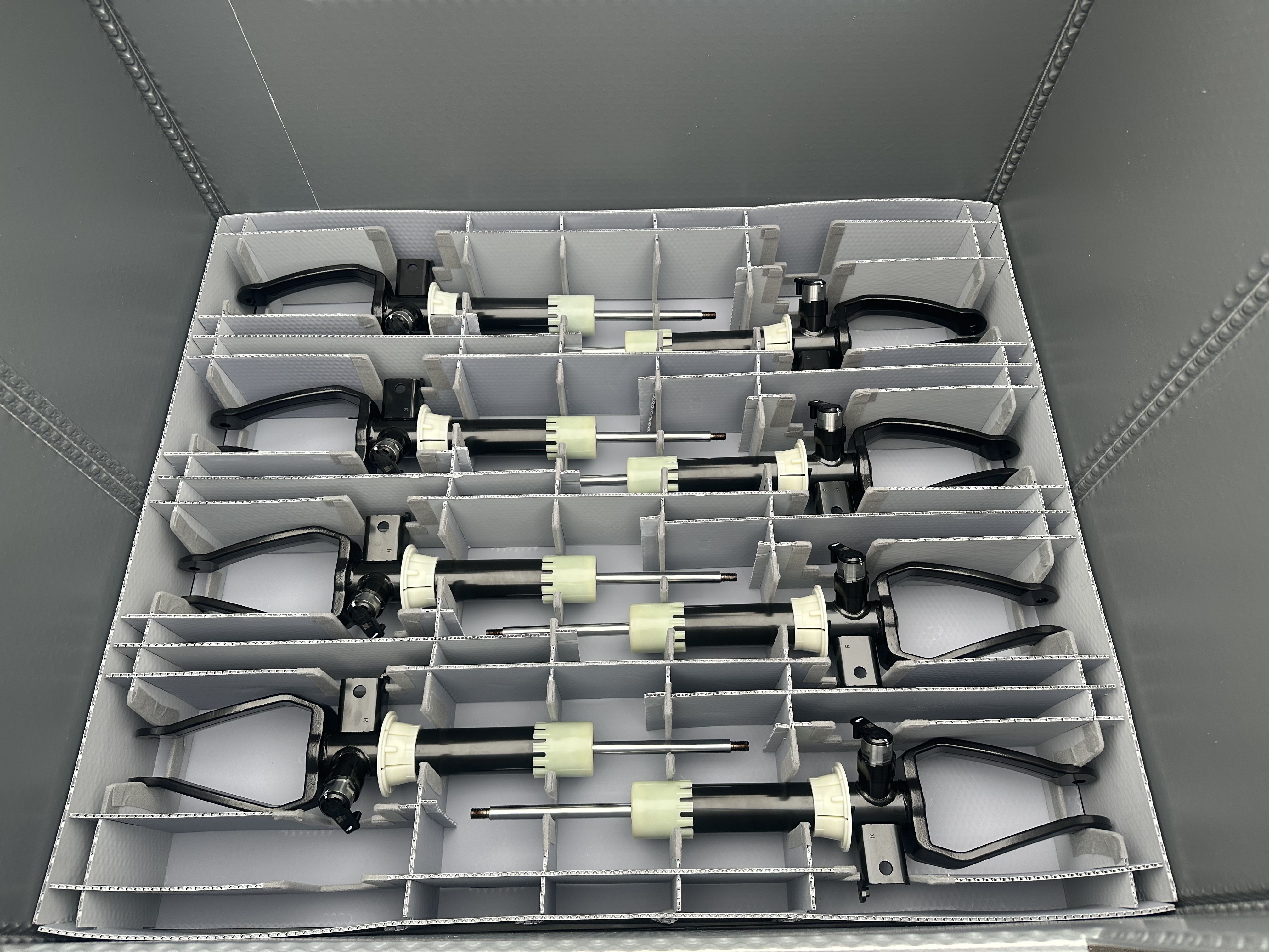 Caixa de paletes de plástico anti -colisão durável - perfeita para componentes automáticos frágeis