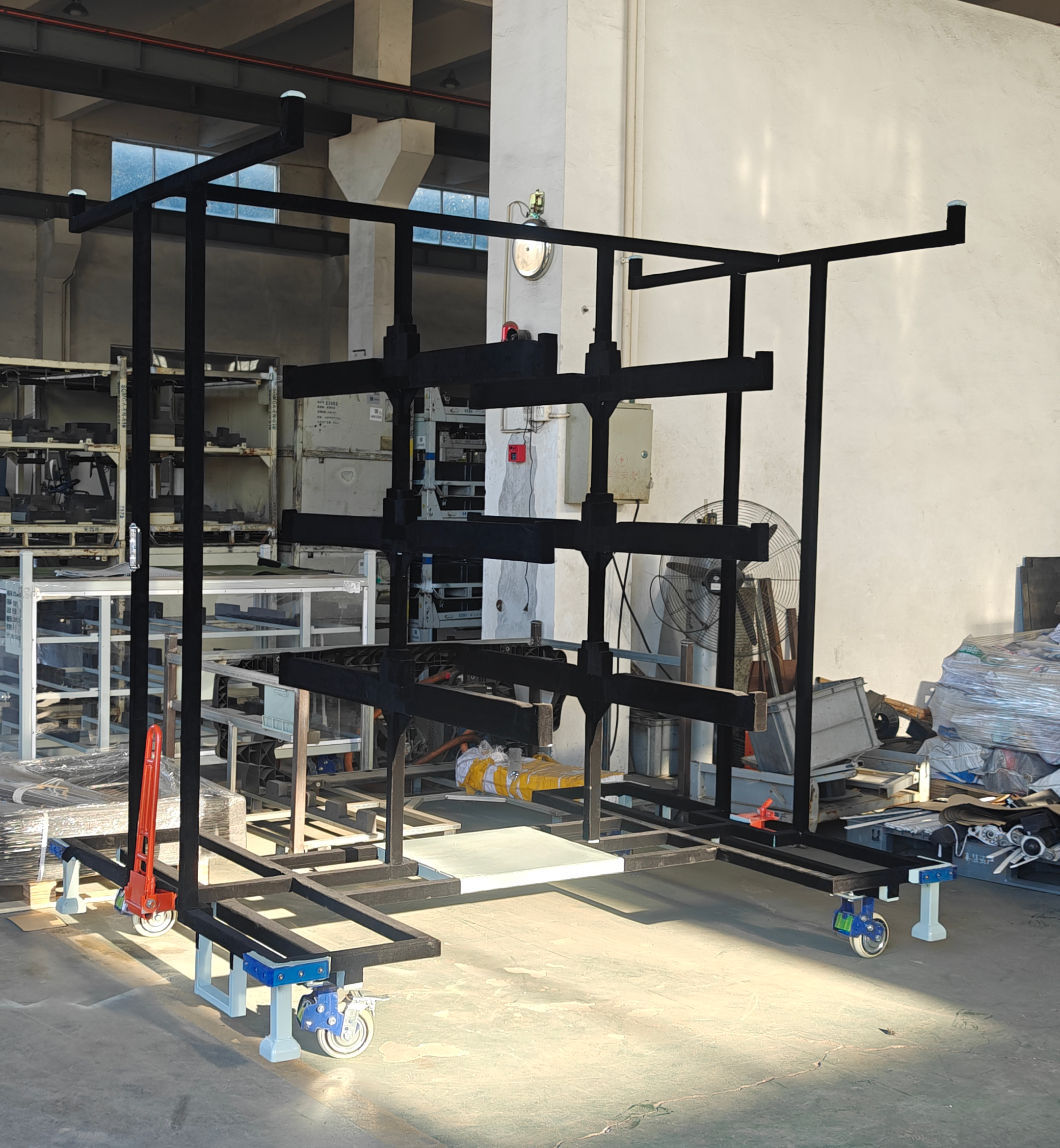 Racks de metal revestidos com poliuretano para armazenamento de motor de carro.