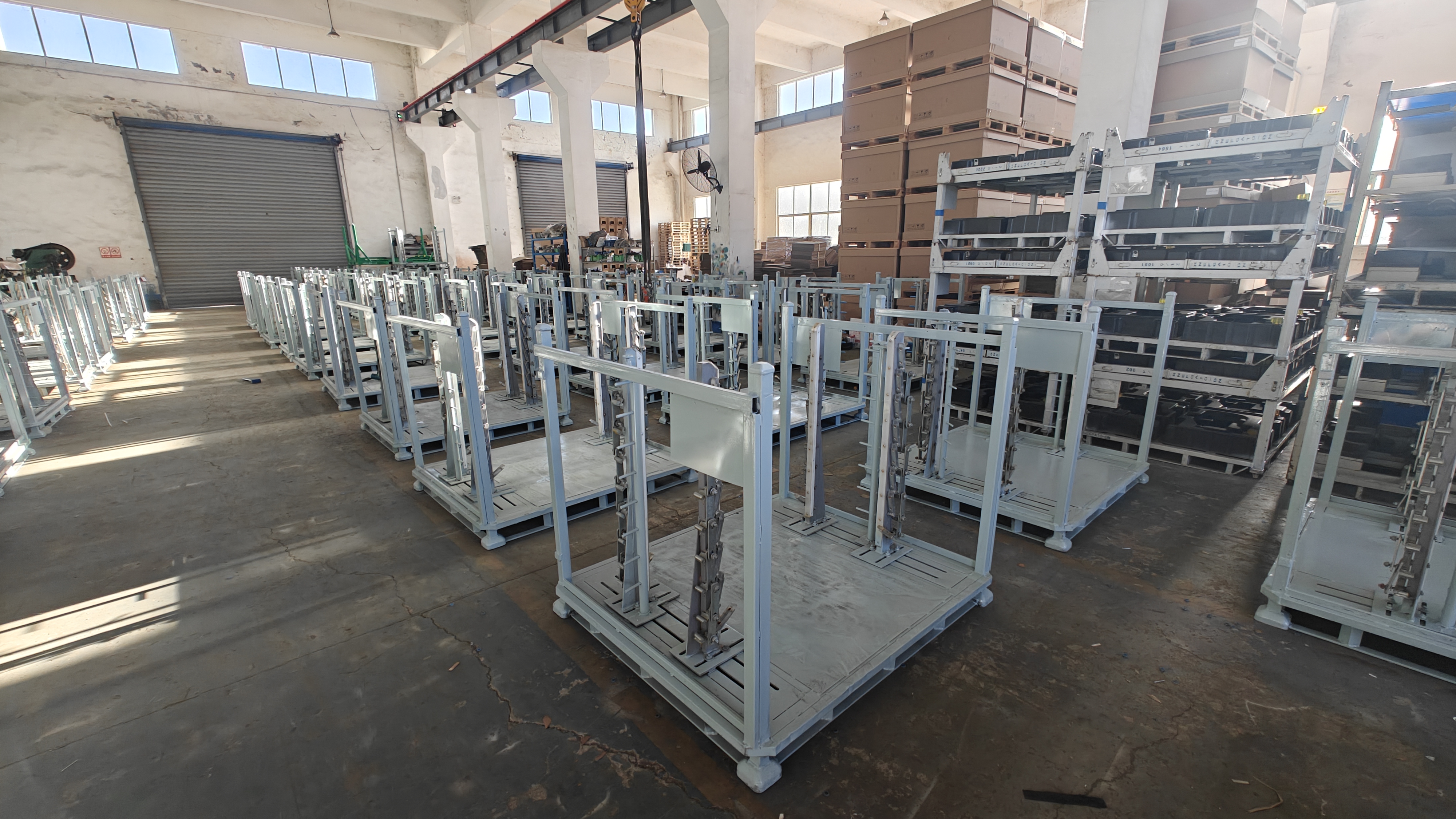 Os racks galvanizados brancos com rodas para uso da fábrica.