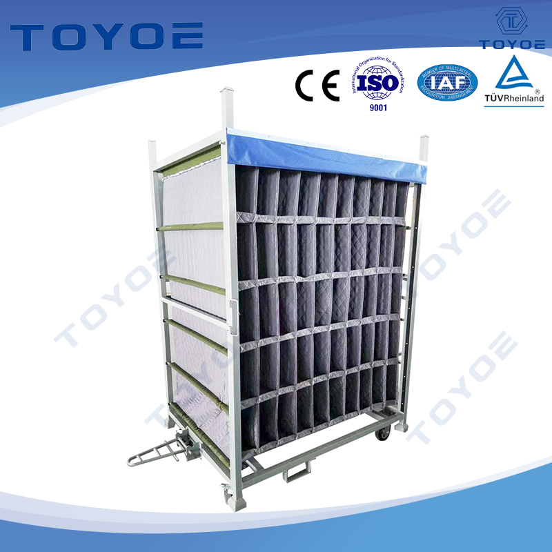 Racks metálicos empilháveis, com cortinas de pó para instrumentos delicados.