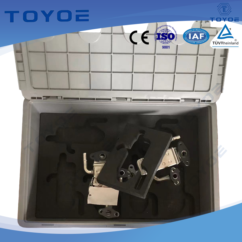 Caixas plásticas com revestimentos de placa oca efetivamente protegem peças automotivas.