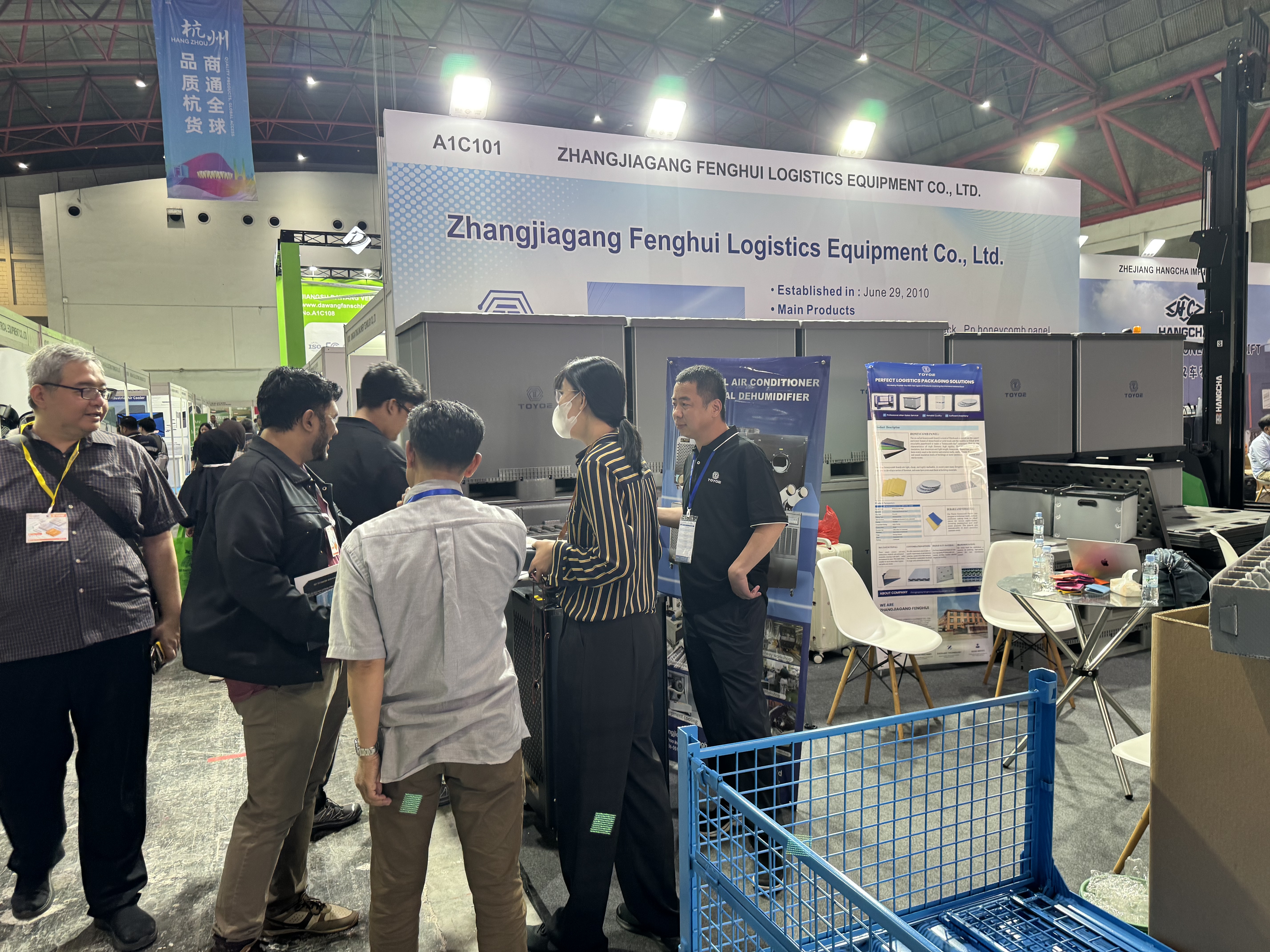 Foto do grupo na exposi&ccedil;&atilde;o