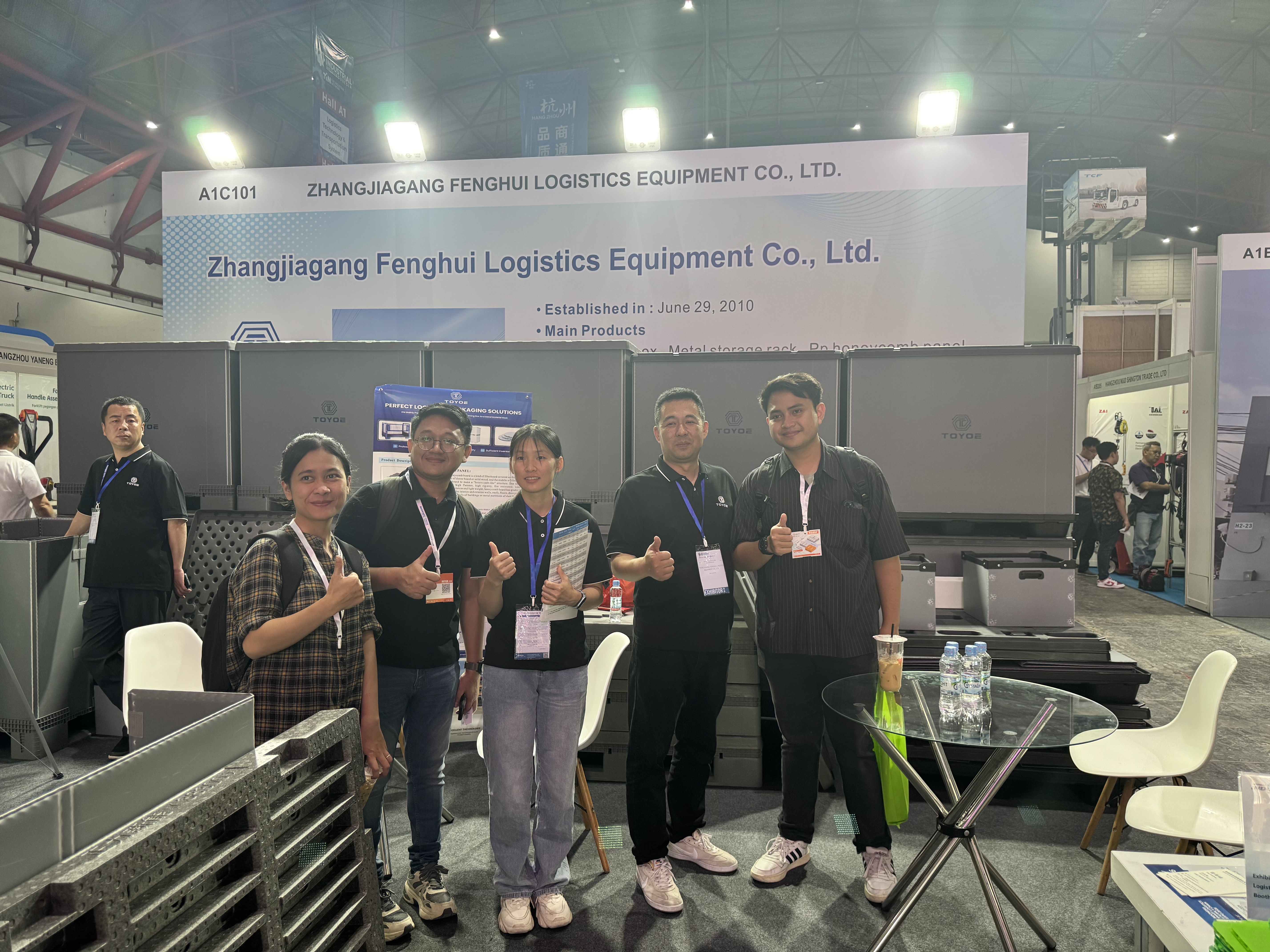 Foto de grupo de visitantes da exposi&ccedil;&atilde;o para comemora&ccedil;&atilde;o