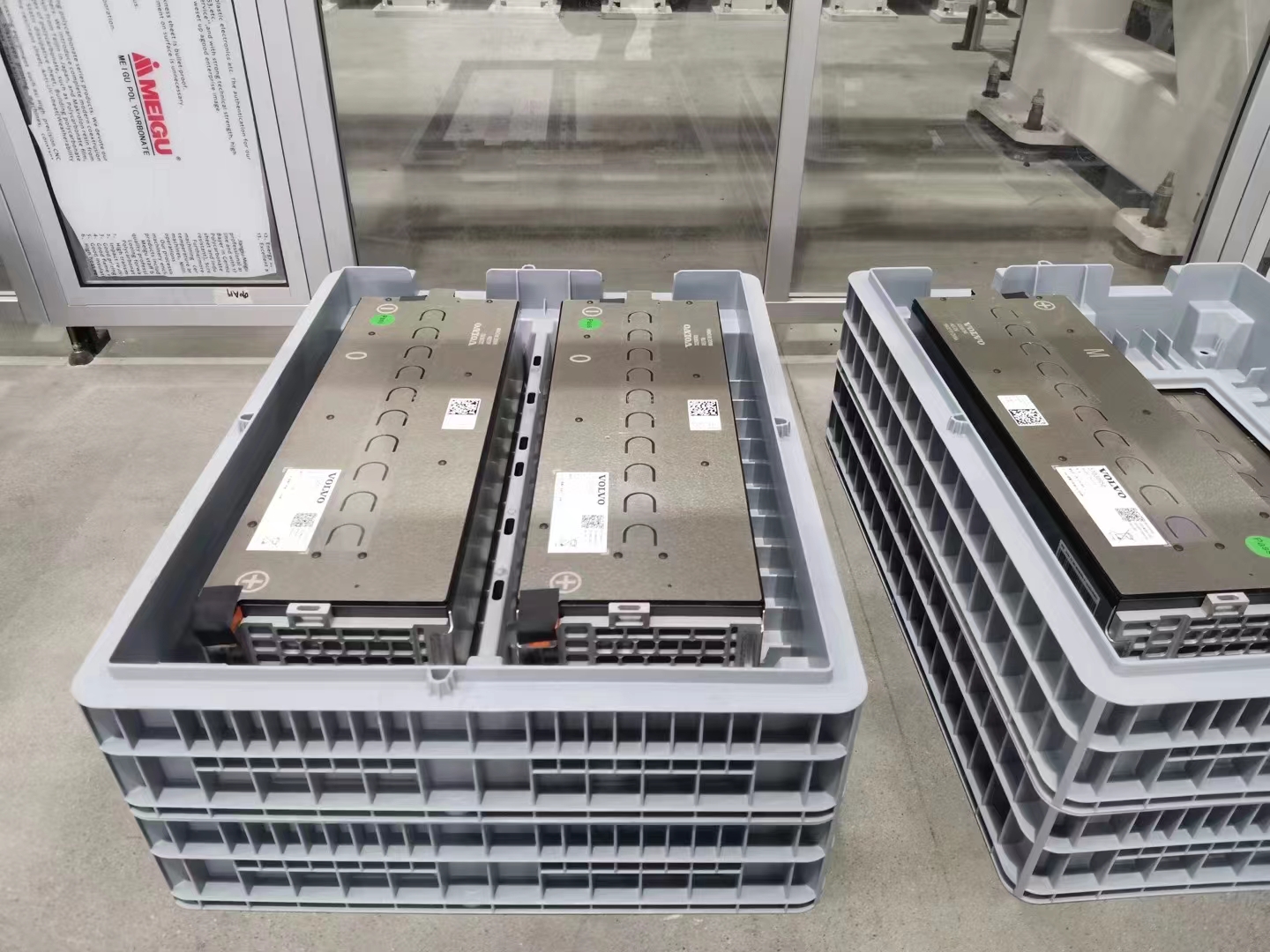 As caixas de peças de automóveis de Bosch seguram peças em trânsito.
