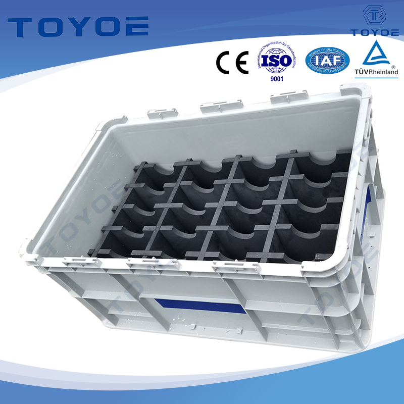 Caixas HDPE alinhadas com peças automáticas de proteção de espuma com segurança.