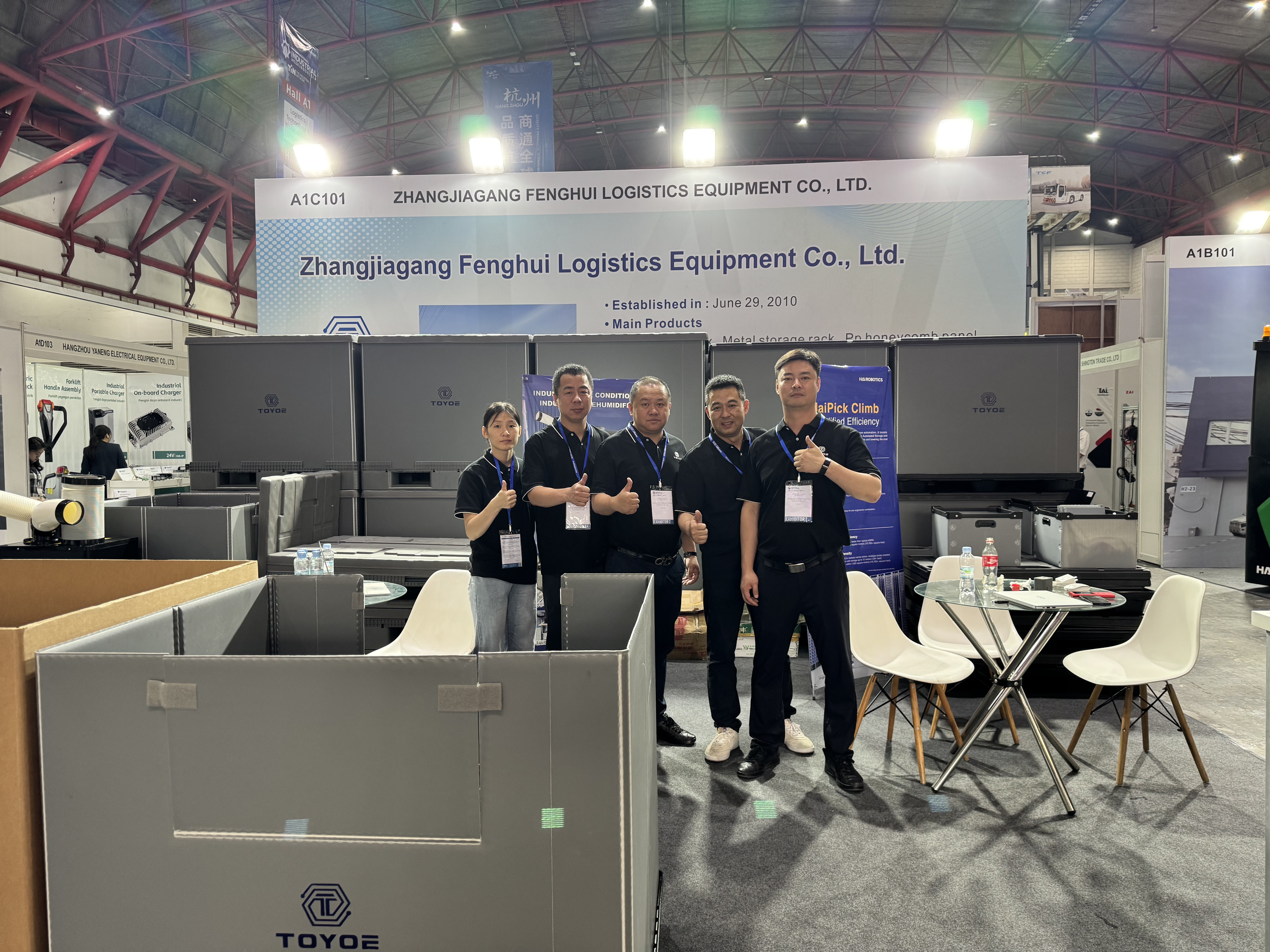 Foto do grupo na exposi&ccedil;&atilde;o