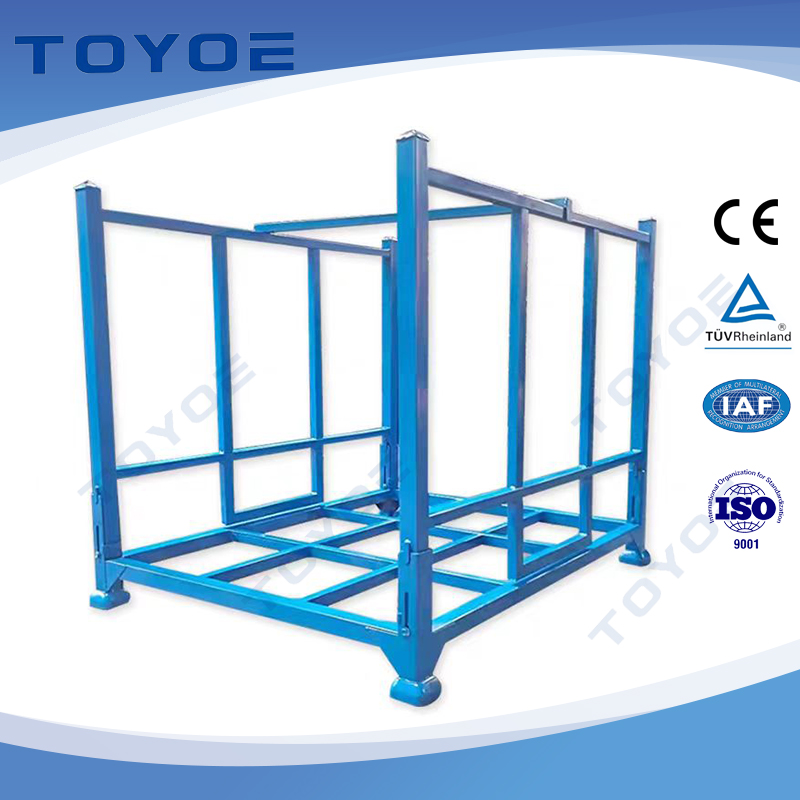 Racks de metal dobráveis ​​e empilháveis ​​com interiores acolchoados para motores automotivos.
