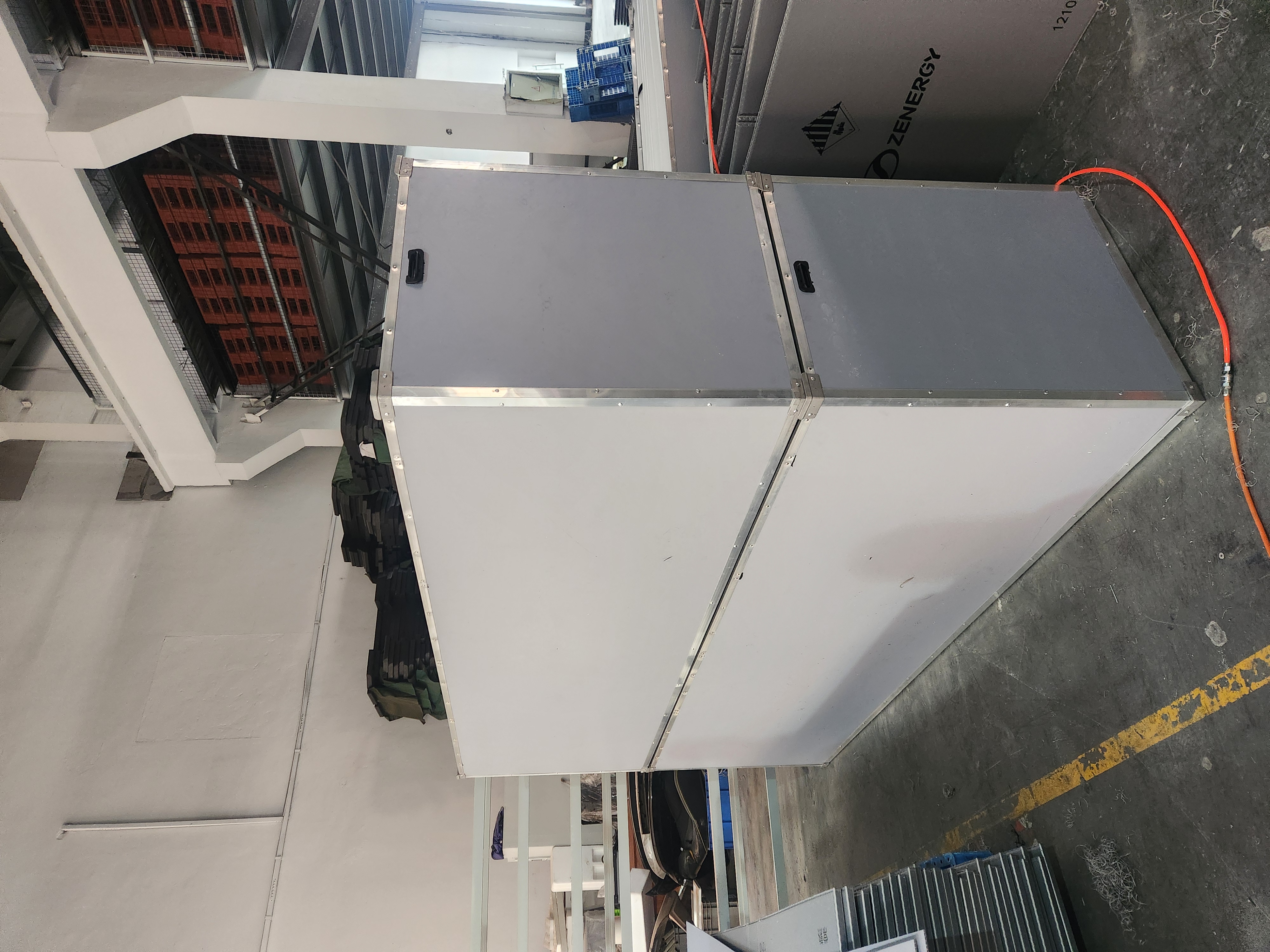 Caixa de paletes de plástico anti -colisão durável - perfeita para componentes automáticos frágeis