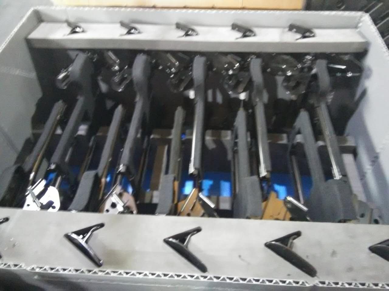 Caixa de armazenamento de pl&aacute;stico para pe&ccedil;as automotivas