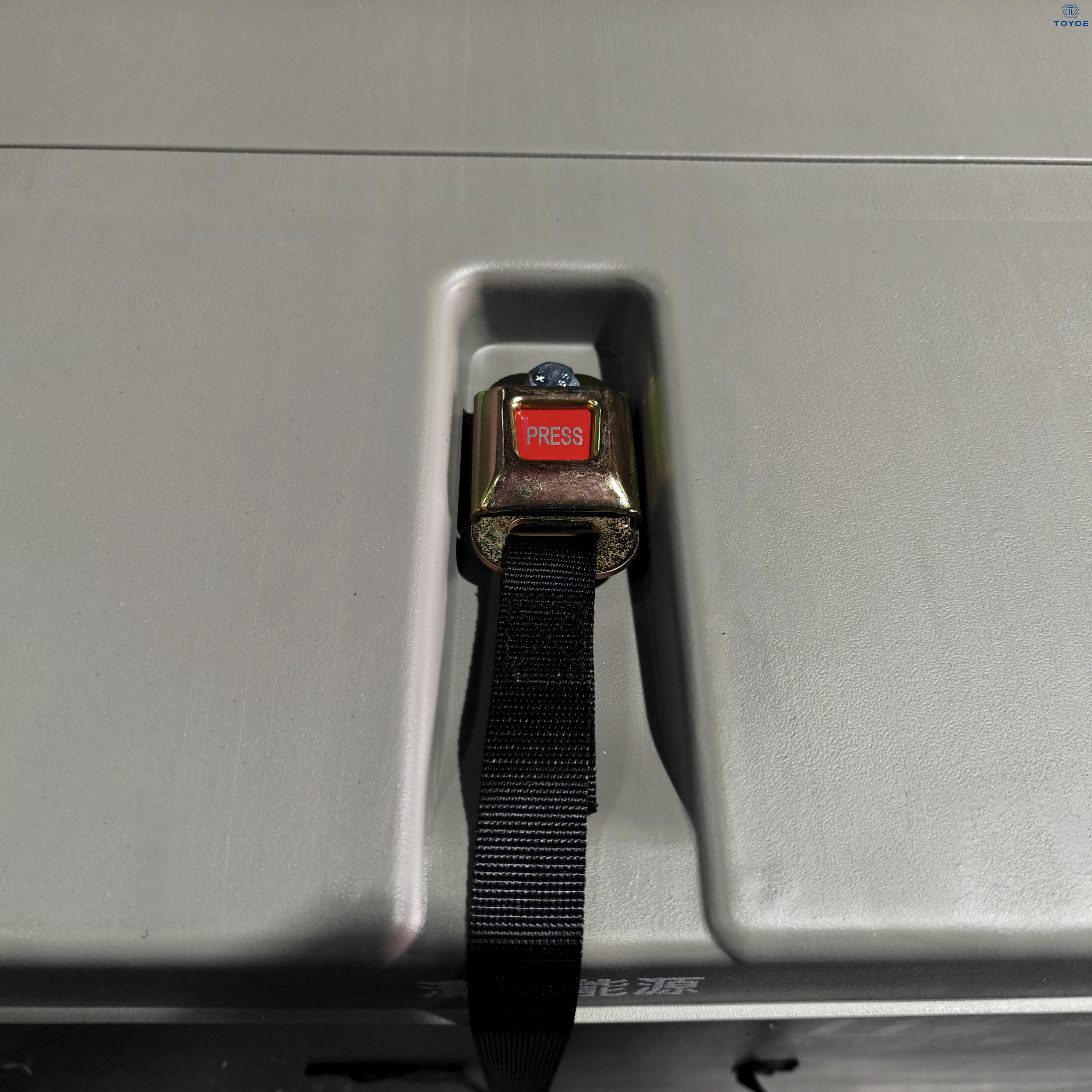 Caixas de paletes de polietileno dobráveis ​​e empilháveis ​​de 1100 * 1100 * 1100 mm com revestimentos personalizados para peças automotivas.