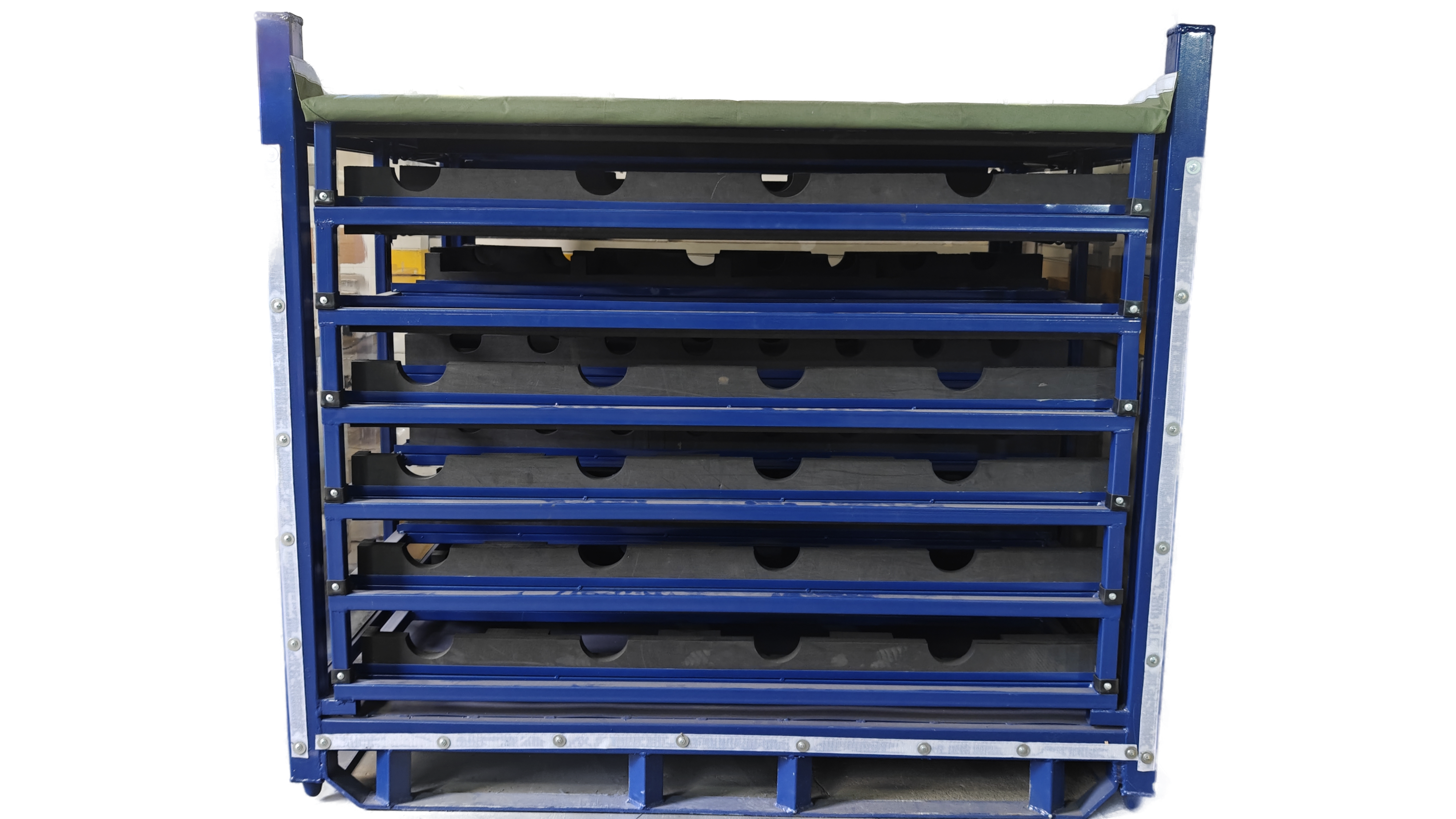 Racks de metal revestidos com poliuretano para armazenamento de motor de carro.