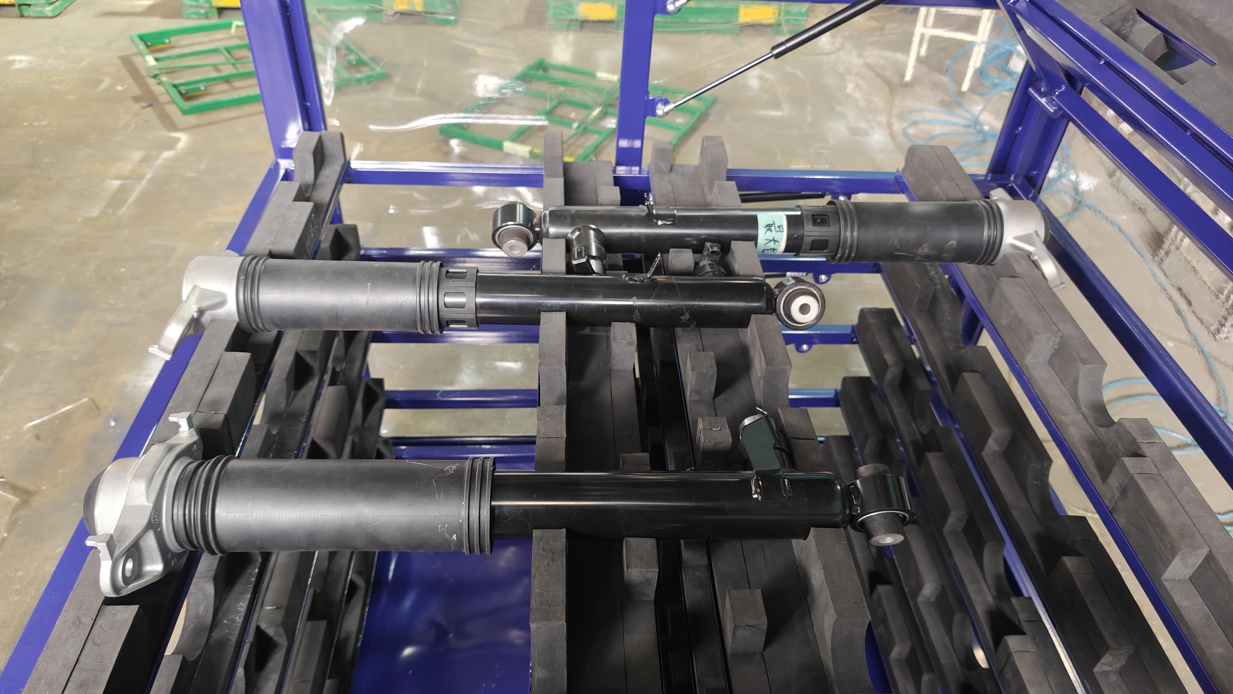 Racks de metal azul dobráveis ​​e dobráveis ​​para uso da fábrica.
