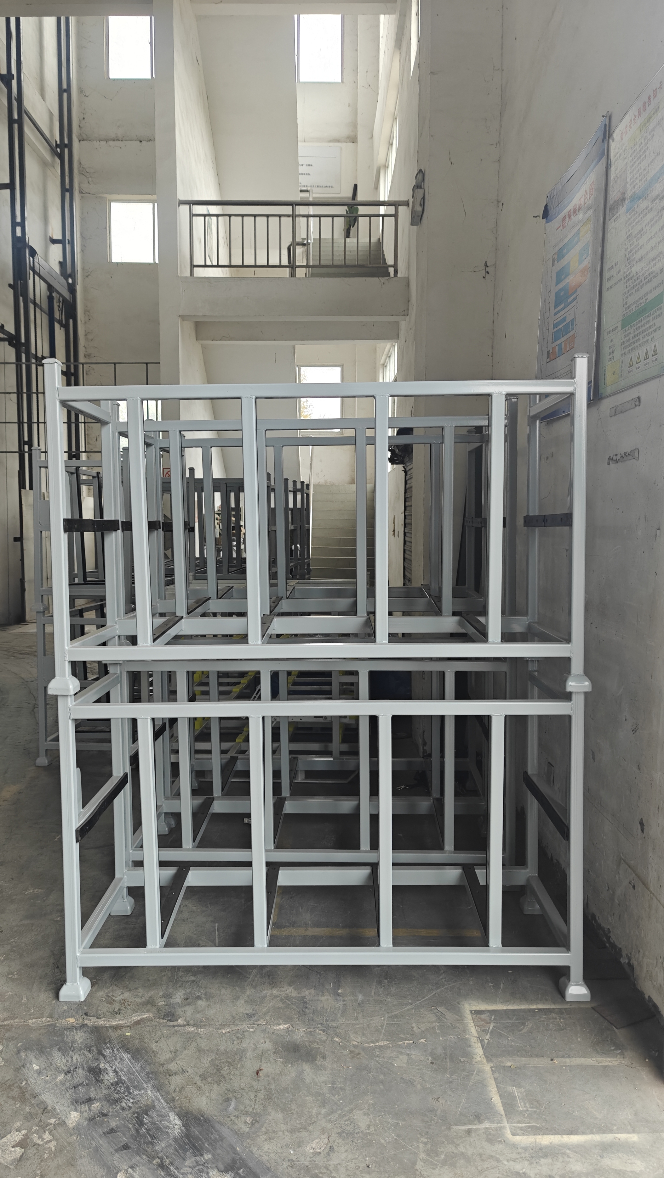 Custom - racks de altura se adequam à rotatividade de fábricas de peças de precisão.