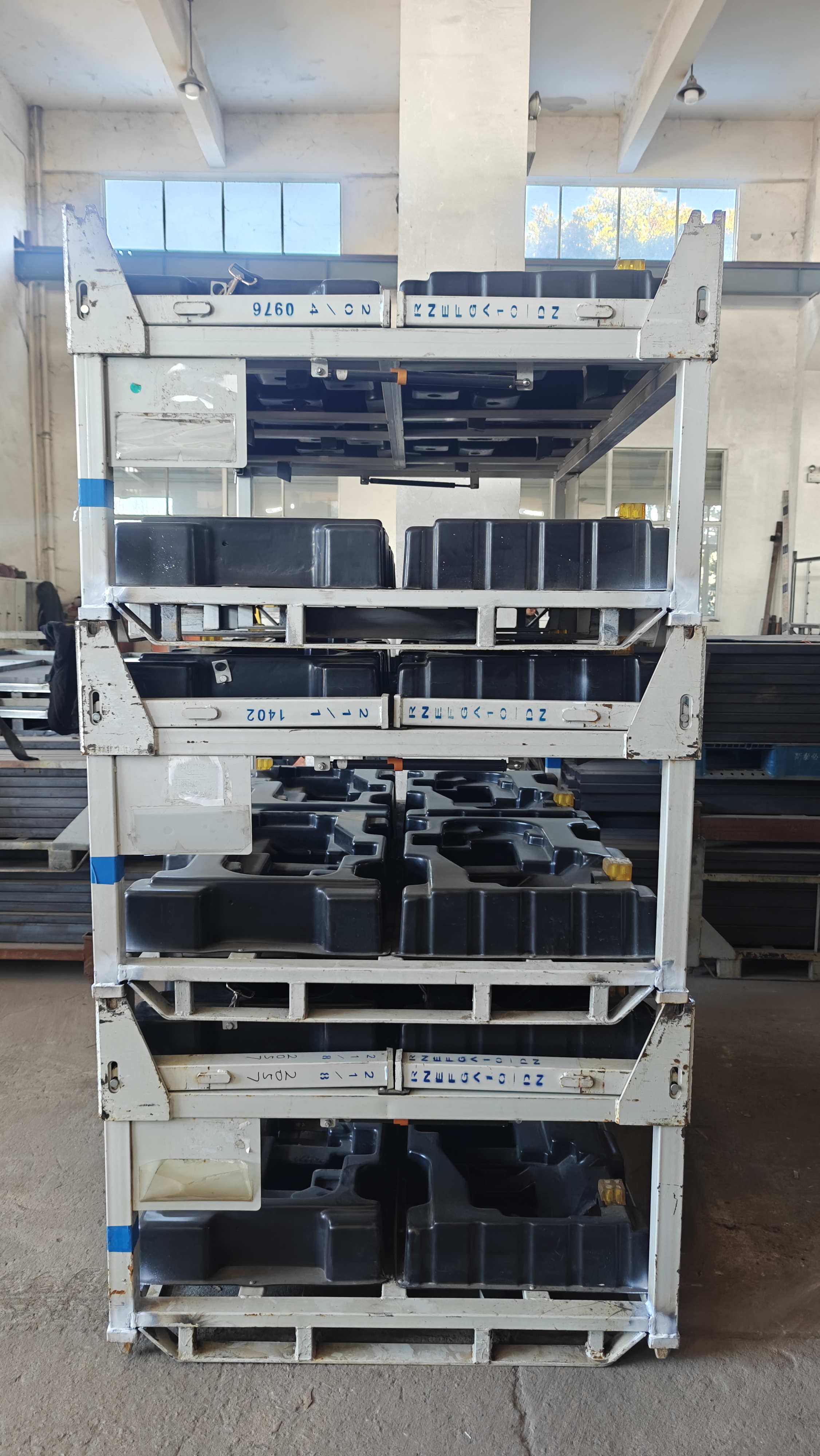 Custom - racks de altura se adequam à rotatividade de fábricas de peças de precisão.