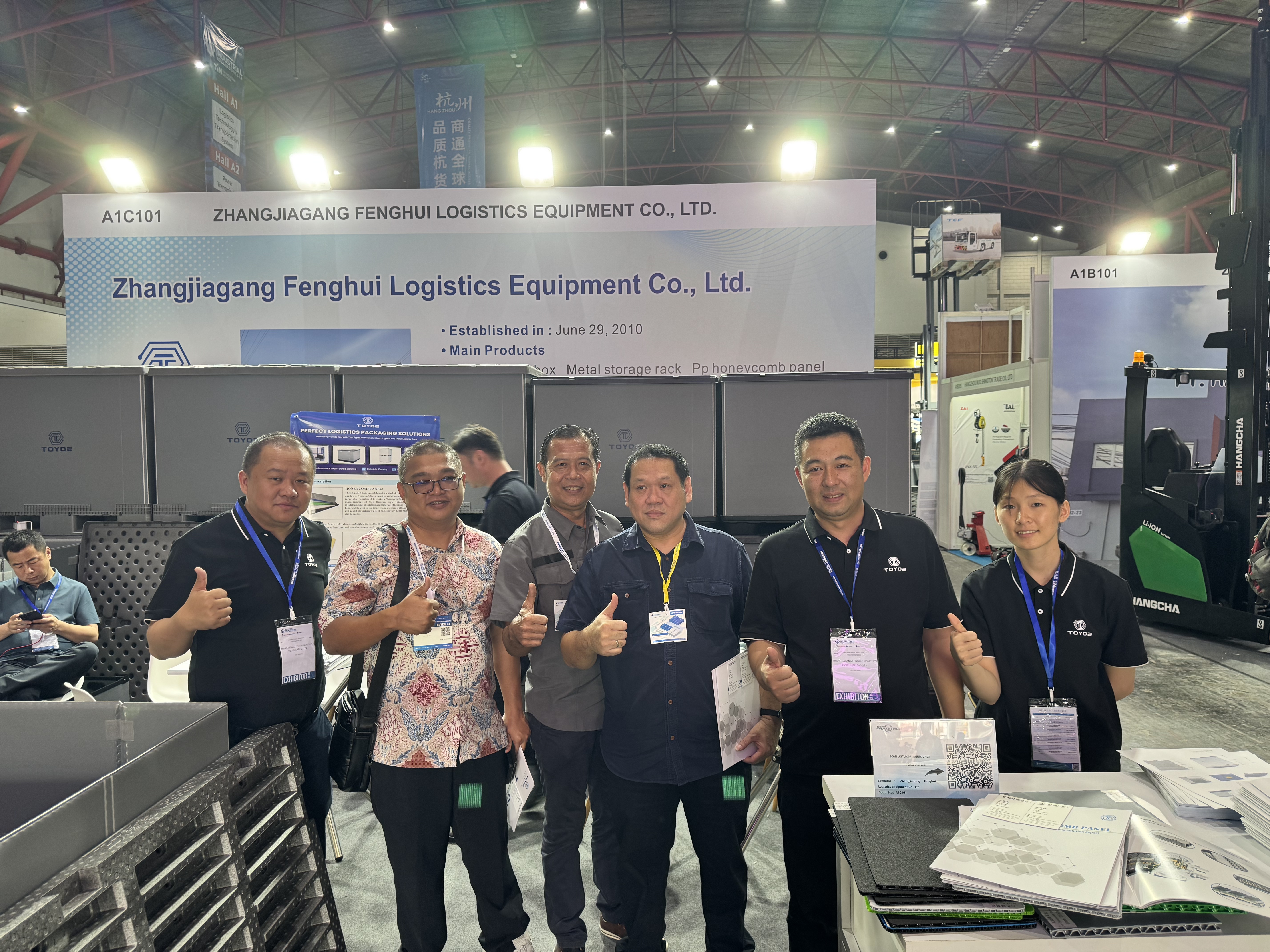 Foto do grupo na exposi&ccedil;&atilde;o