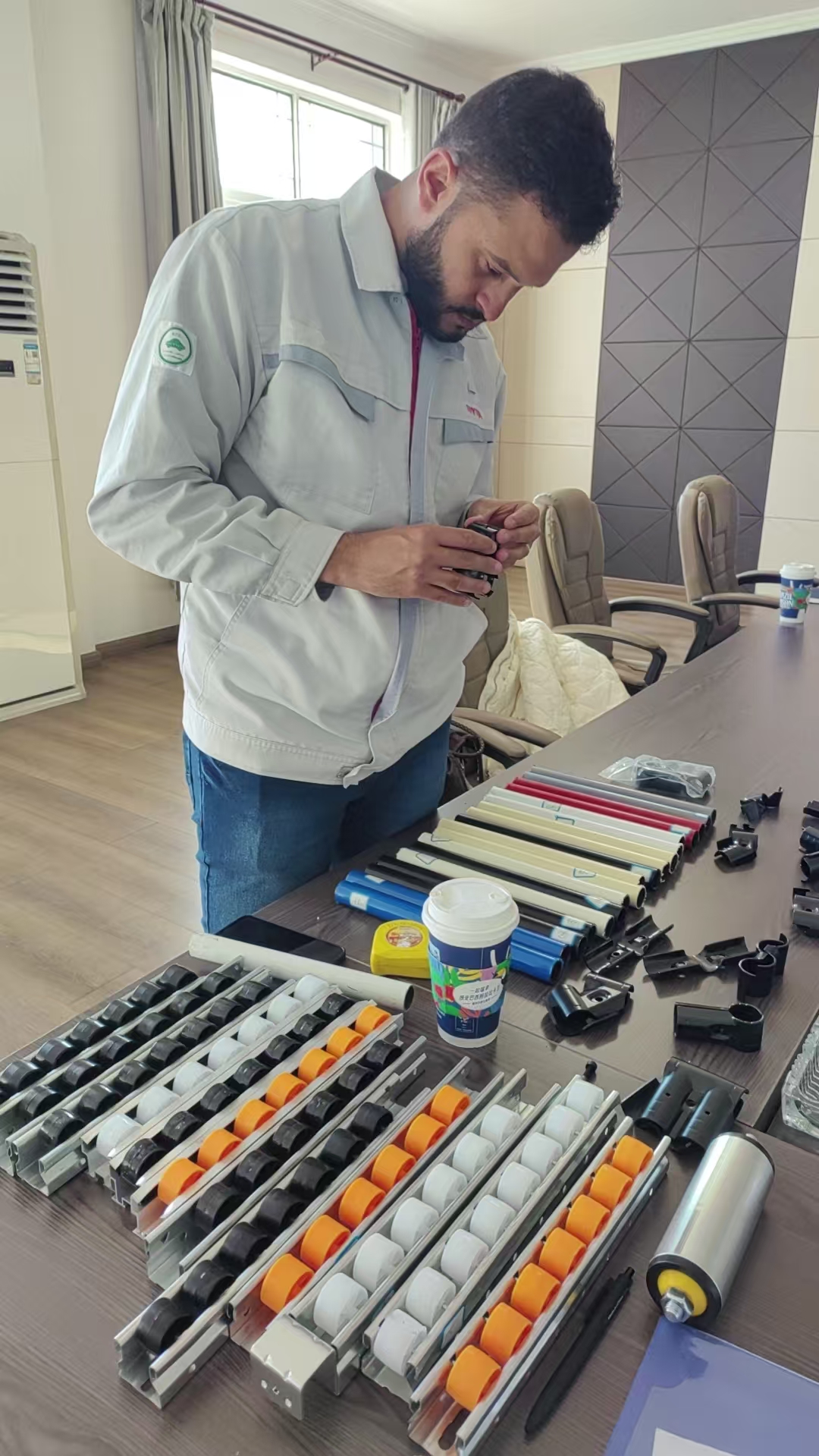 O cliente inspeciona as pe&ccedil;as do equipamento de embalagem