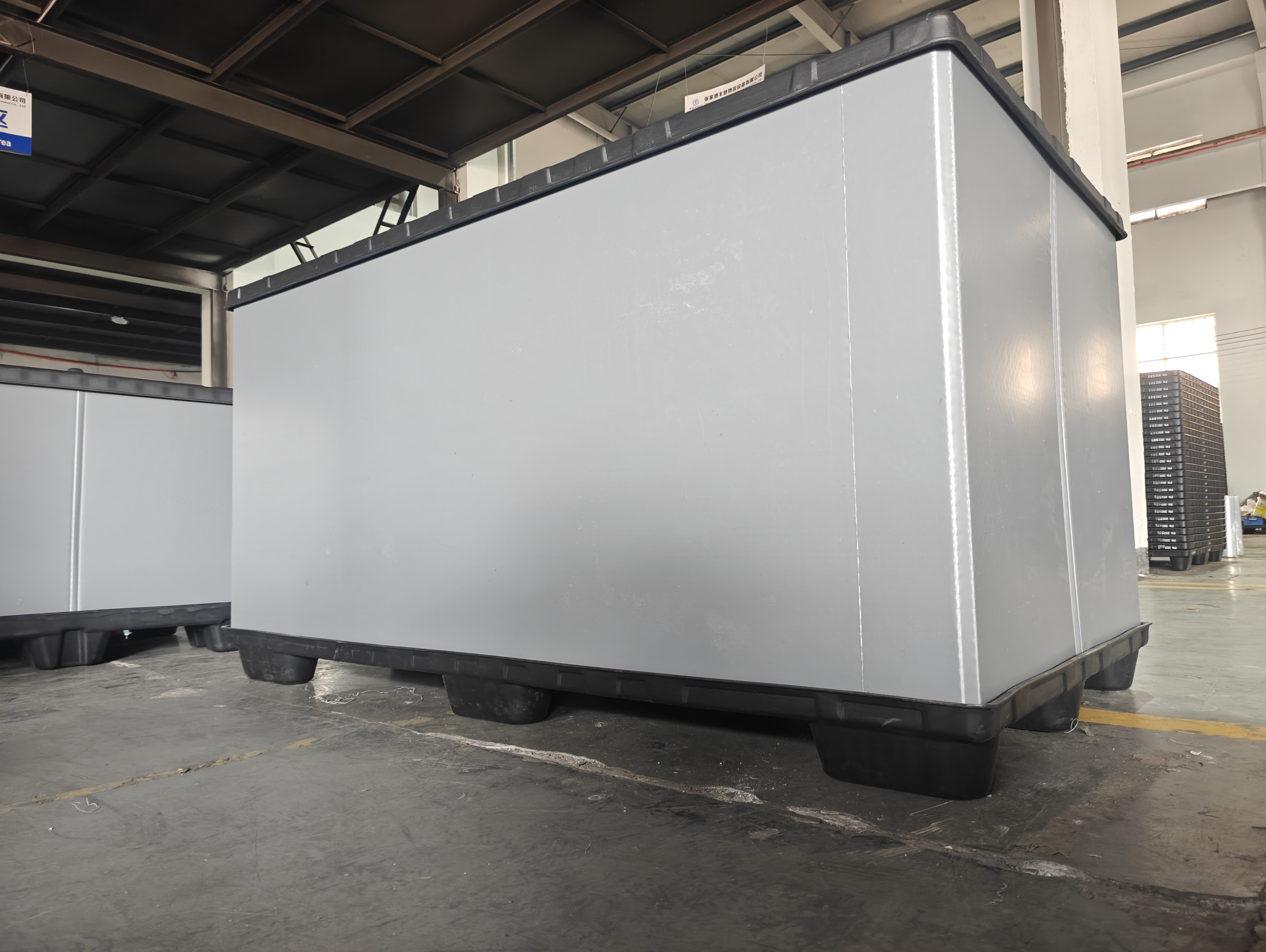 Caixa de paletes de plástico anti -colisão durável - perfeita para componentes automáticos frágeis
