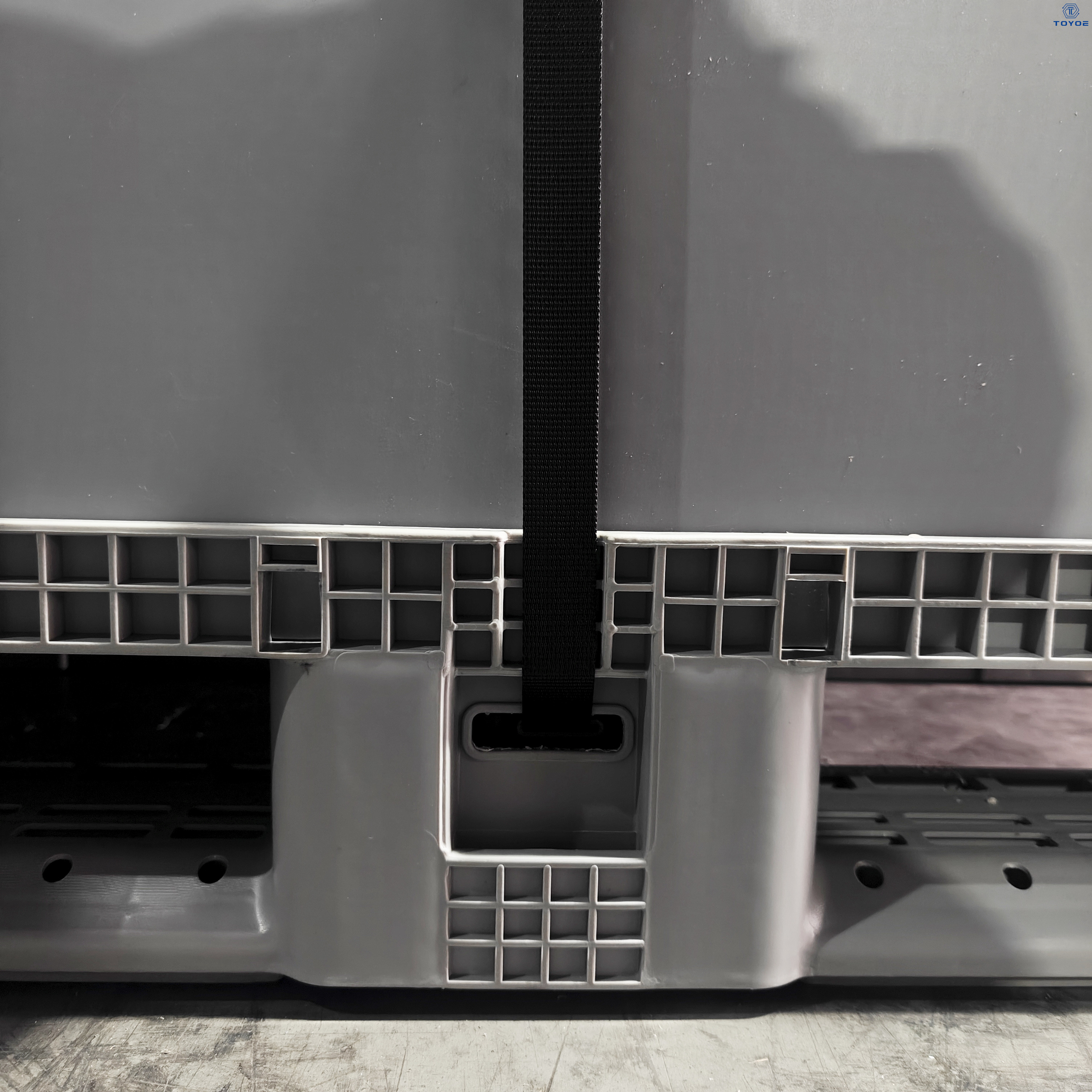 Caixas de paletes de polietileno dobráveis ​​e empilháveis ​​de 1100 * 1100 * 1100 mm com revestimentos personalizados para peças automotivas.