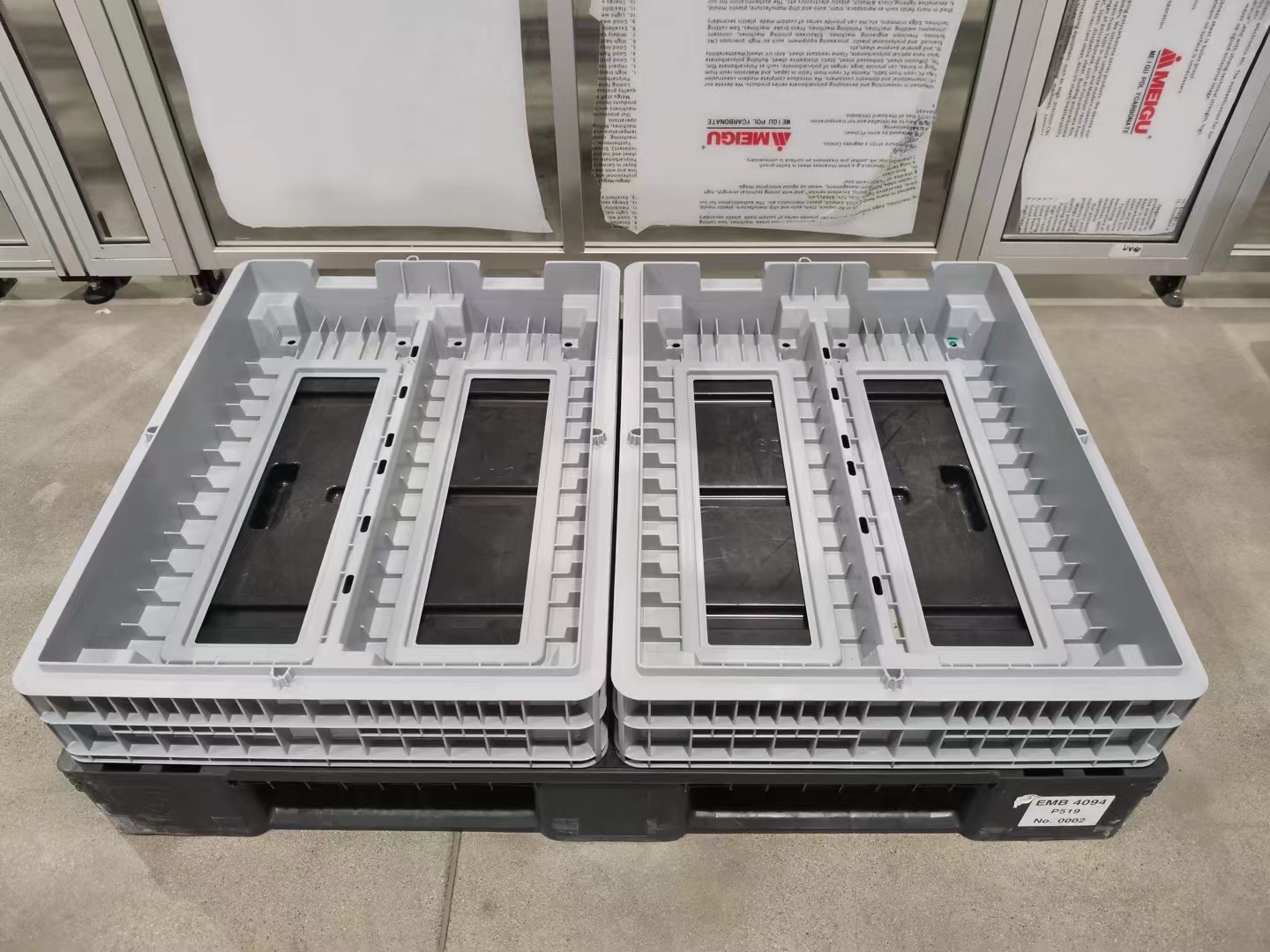 As caixas de paletes de plástico da Ford segura peças automáticas em trânsito.