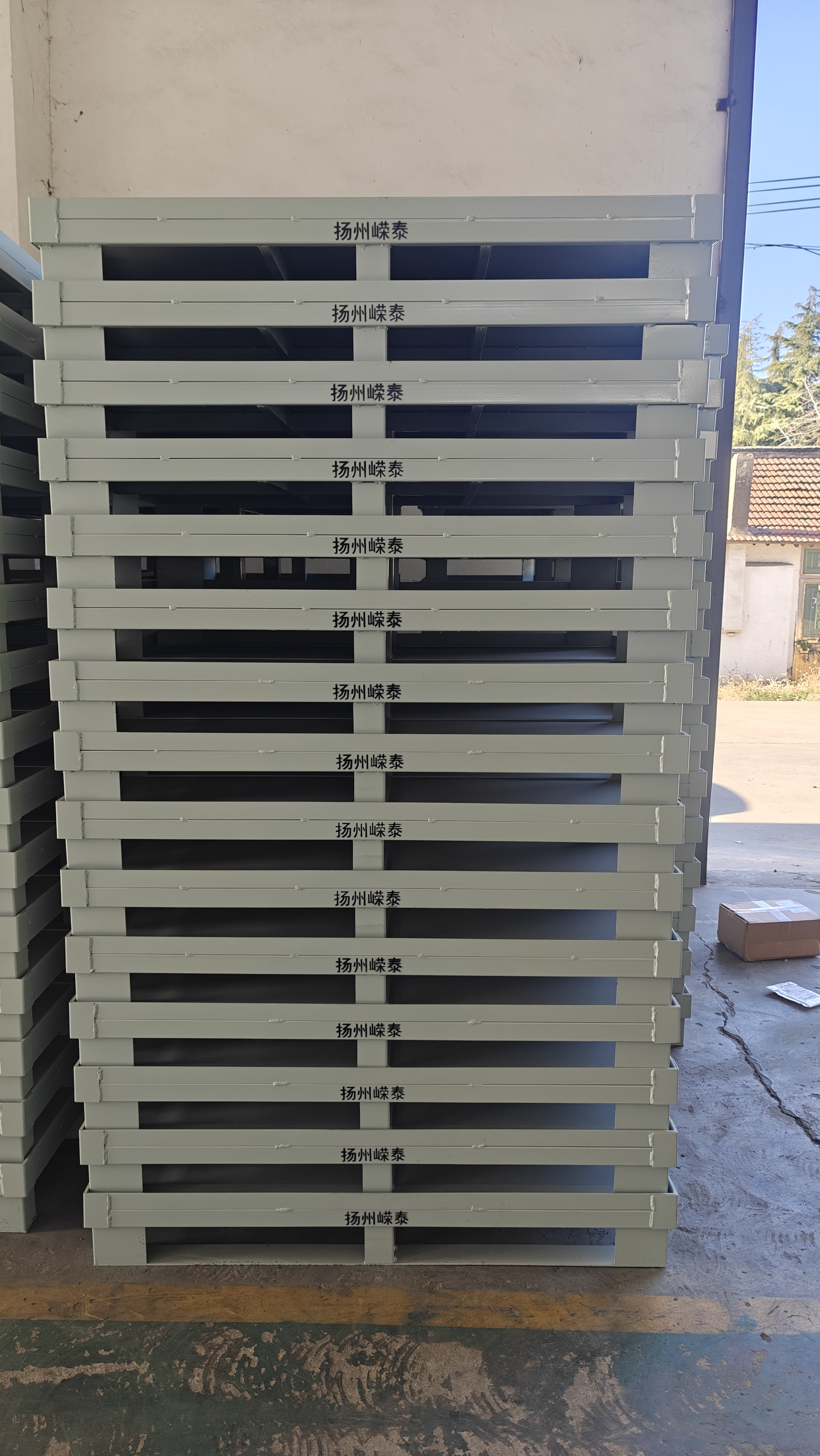 Racks de metal azul dobráveis ​​e dobráveis ​​para uso da fábrica.