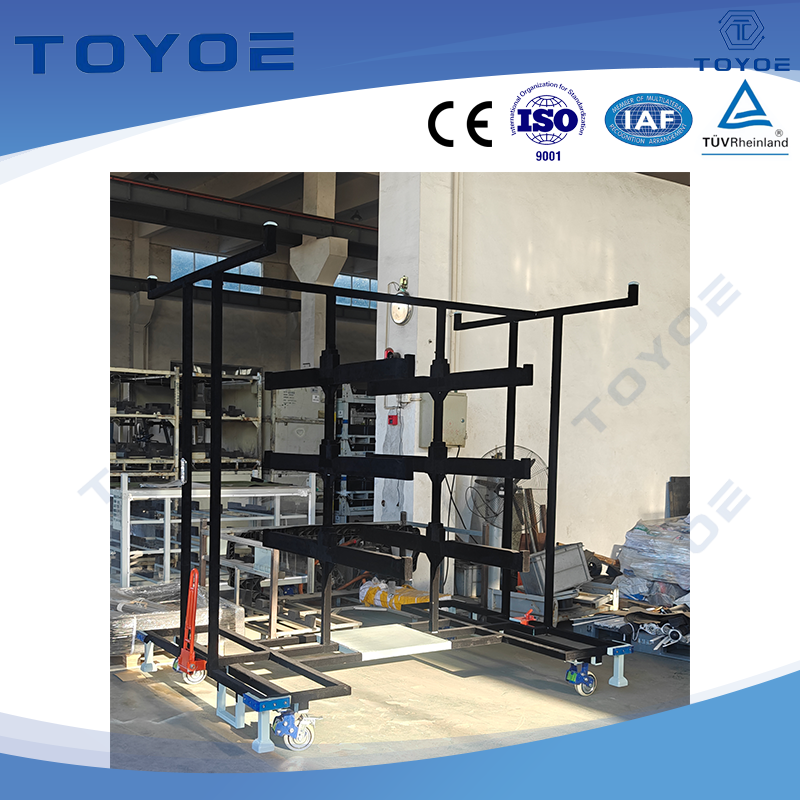 Racks de metal forrado de espuma, ideais para a rotatividade de plantas automáticas.