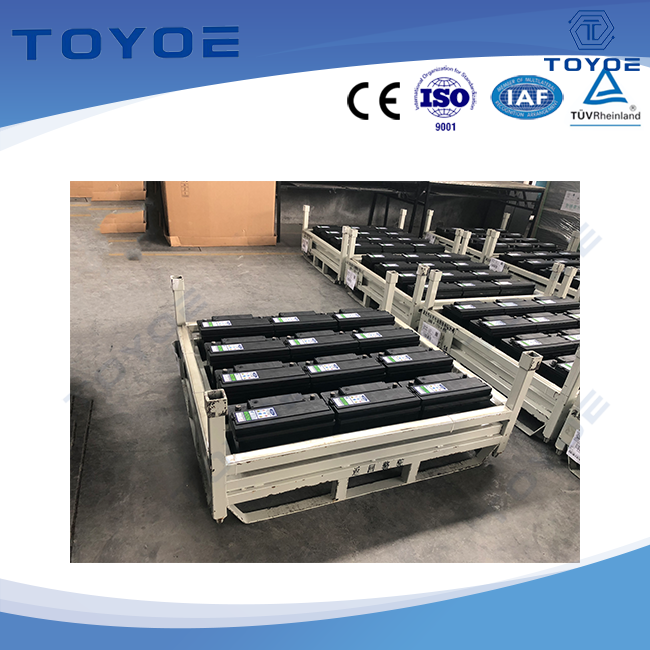 Racks de metal dobráveis ​​e empilháveis ​​para baterias de carro, perfeitas para remessa.