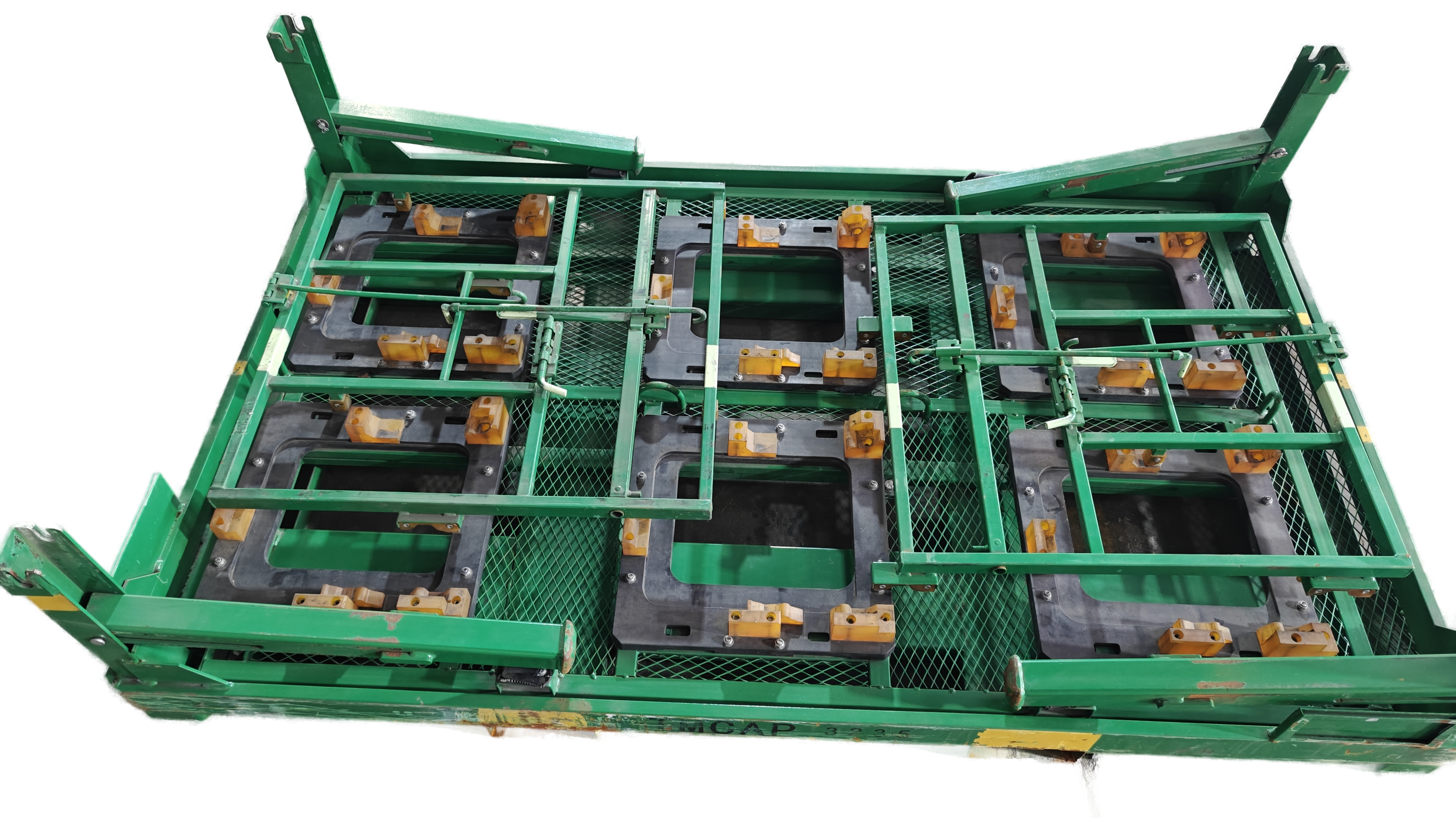 Os racks empilháveis ​​para serviços pesados ​​armazenam diversos componentes de metal.