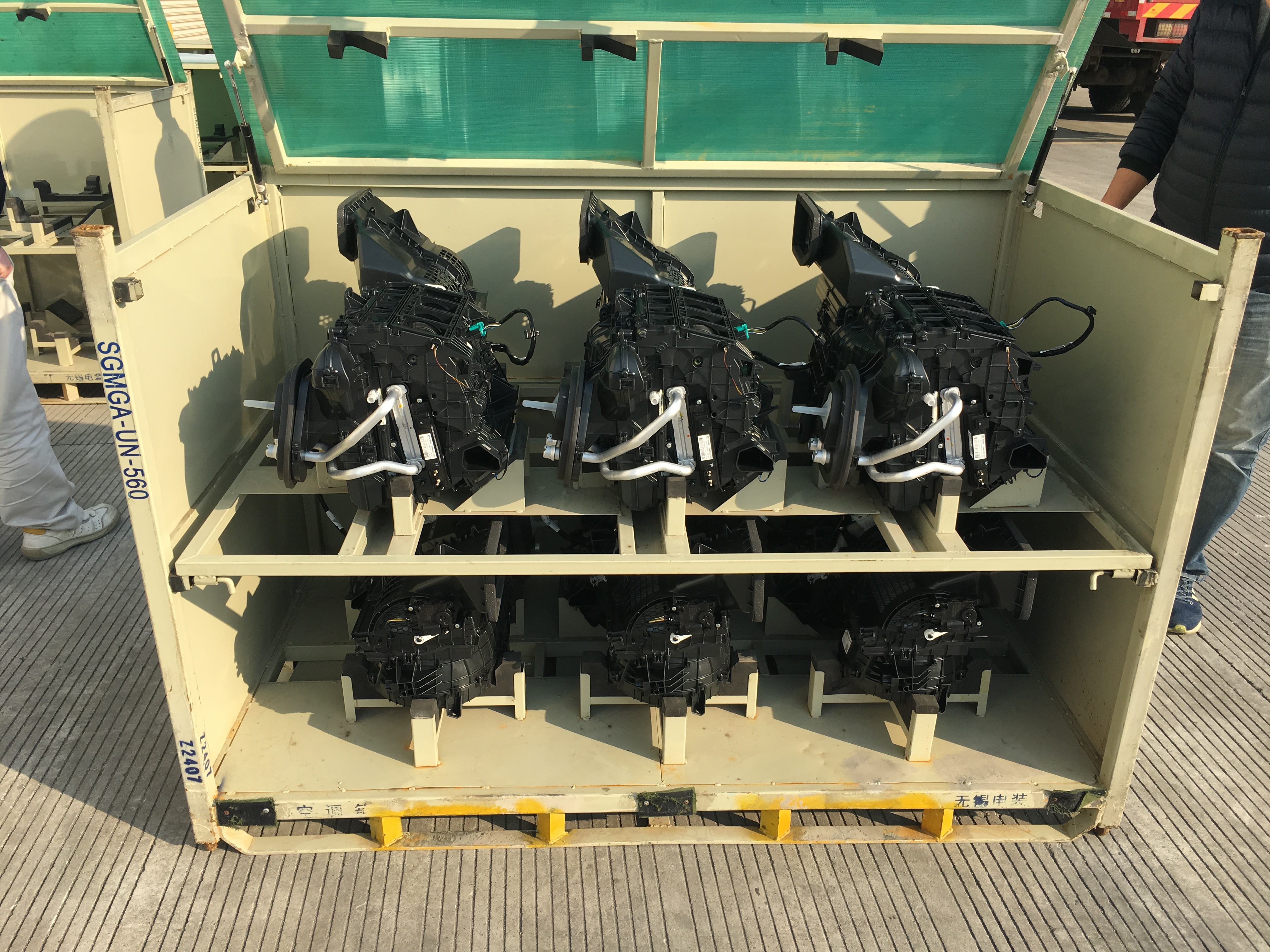 Racks de material compatível com UE de tamanho personalizado com revestimento protetor de espuma.