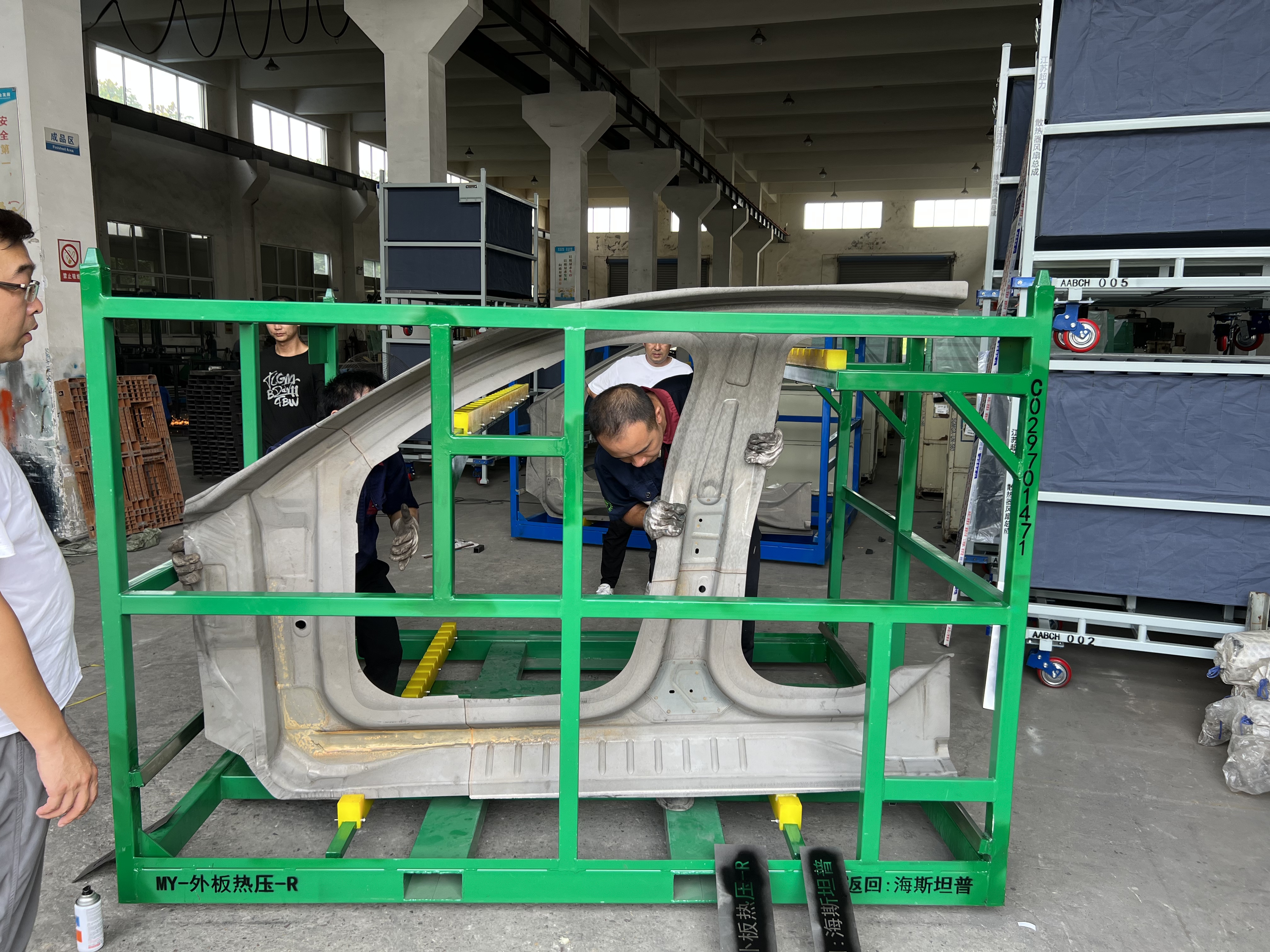 Custom - racks de altura se adequam à rotatividade de fábricas de peças de precisão.