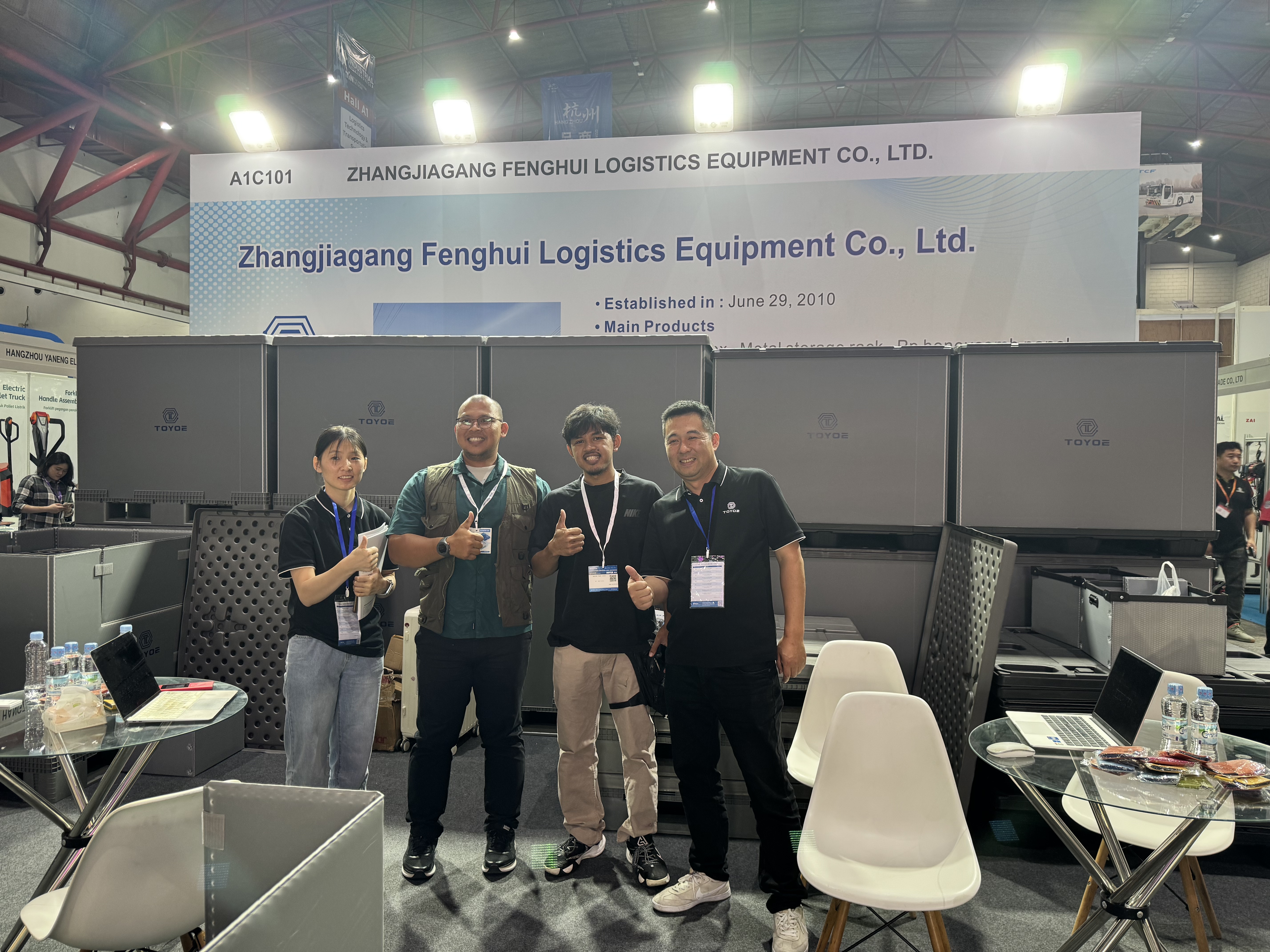 Foto do grupo na exposi&ccedil;&atilde;o