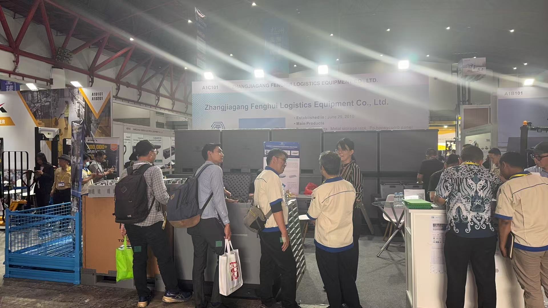 Foto de grupo de clientes da exposi&ccedil;&atilde;o