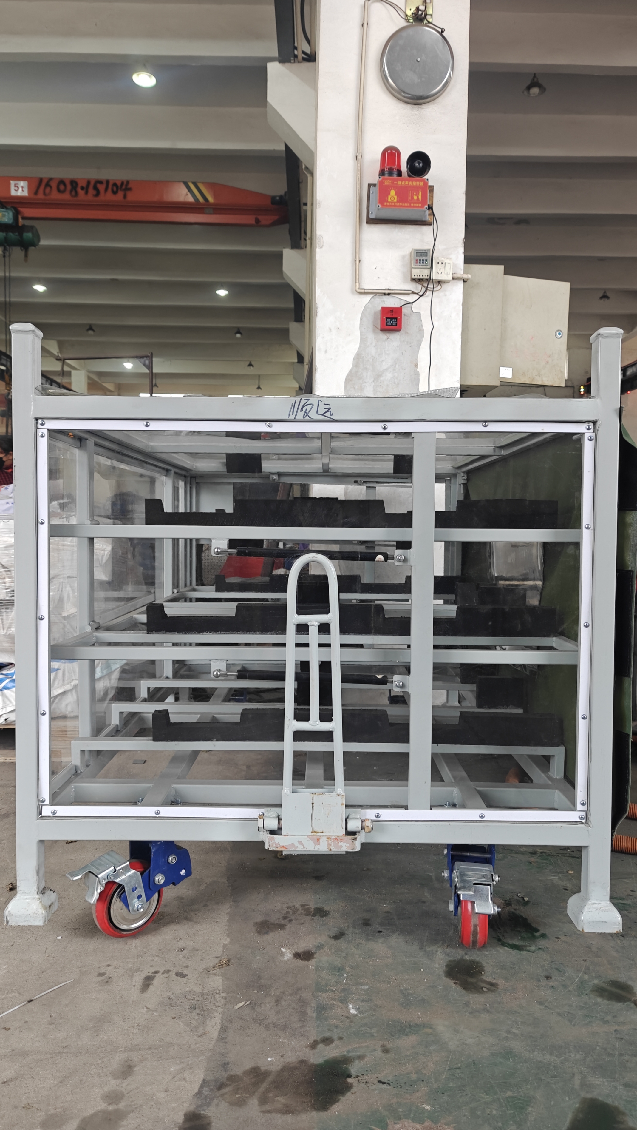 Racks de metal azul dobráveis ​​e dobráveis ​​para uso da fábrica.